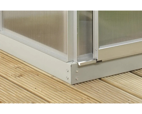 Vue détaillée d''une serre en métal et plastique sur une terrasse en bois
