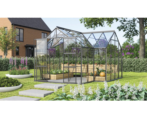 Gewächshaus mit Pflanzen in einem Garten.