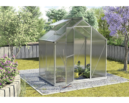 Gewächshaus mit geöffneter Tür im Garten