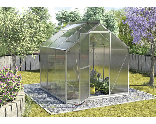 Serre avec porte ouverte dans le jardin
