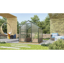 Gartenszene mit Gewächshaus, Hängesessel und Sitzgruppe im Garten