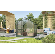 Gartenansicht mit Gewächshaus, Hängesessel und Sitzgruppe