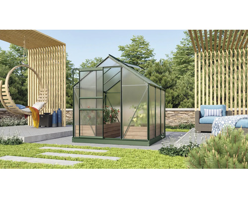 Gartenansicht mit Gewächshaus, Hängesessel und Sitzgruppe