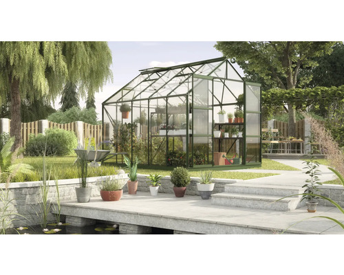 Serre de jardin avec plantation et bassin de jardin