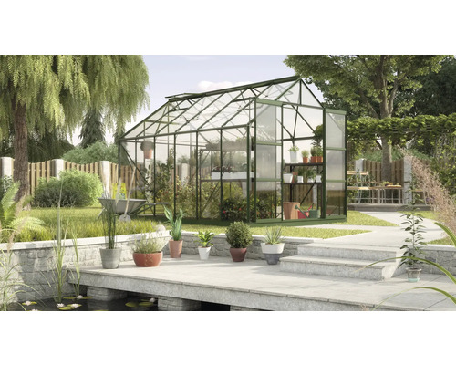 Gewächshaus im Garten mit Pflanzen, Blumen und Gartengeräten