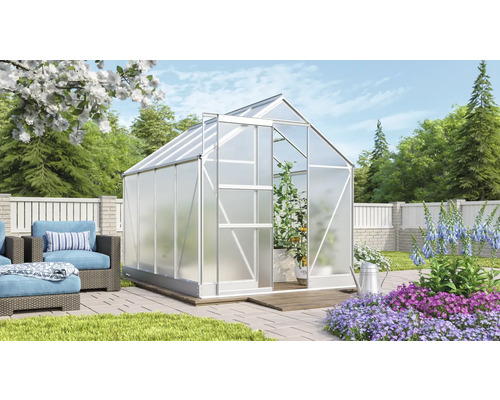 Serre de jardin avec plantes et coin salon.