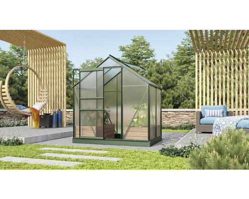 Gewächshaus Vitavia Venus 2500 Hohlkammerplatten 4 mm 195x131 cm grün Gewächshaus im Garten mit Pflanzen, Hängesessel und Sitzgruppe