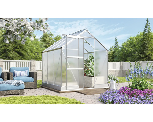 Gewächshaus im Garten mit Pflanzen und Gartenmöbeln