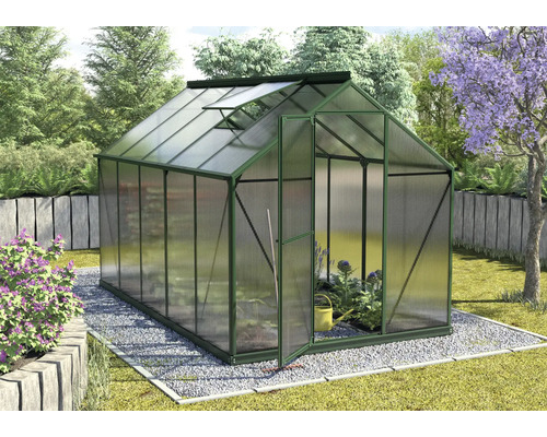 Gewächshaus im Garten mit geöffneter Tür und Dachfenster