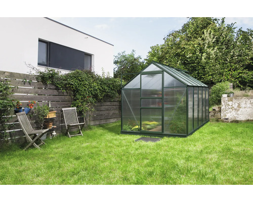 Serre de jardin avec pelouse et clôture en bois