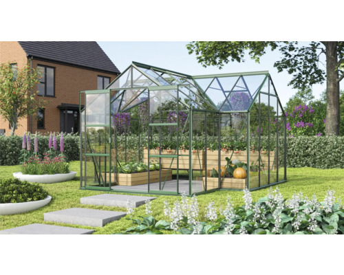 Serre de jardin avec plantes dans des caisses en bois