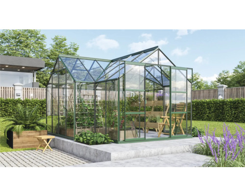 Serre de jardin avec plantes et mobilier de jardin.