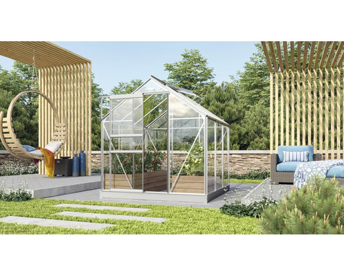 Gewächshaus im Garten mit Hängekorb und Sitzbereich