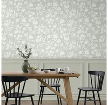 Esszimmer mit Esstisch und Stühlen vor Wand mit Blumentapete