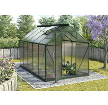 Serre avec porte ouverte dans le jardin