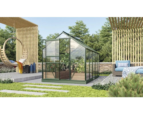 Serre de jardin avec plantes et mobilier de jardin
