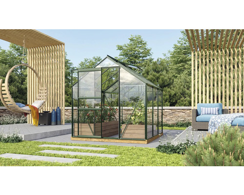 Gewächshaus im Garten mit Pflanzen und Gartendekoration