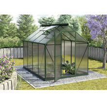 Gewächshaus mit geöffneter Tür in einem Garten