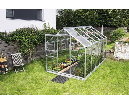 Serre avec plantes dans le jardin