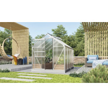 Gewächshaus im Garten mit Hängekorb und Sitzgruppe