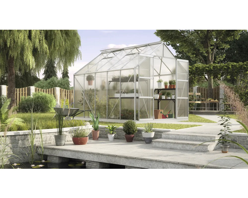 Gewächshaus im Garten mit Bepflanzung und Teich