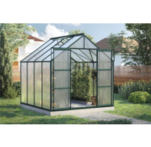Serre avec porte coulissante ouverte dans le jardin