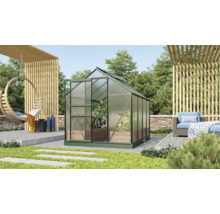 Gewächshaus im Garten mit Pflanzen, Hängesessel und Sitzgruppe