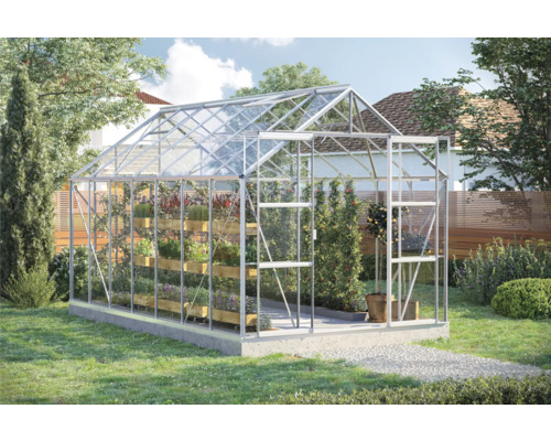 Gewächshaus mit Pflanzenregalen im Garten