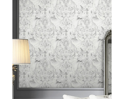 Tapete mit Vogel- und Blumenmuster an der Wand