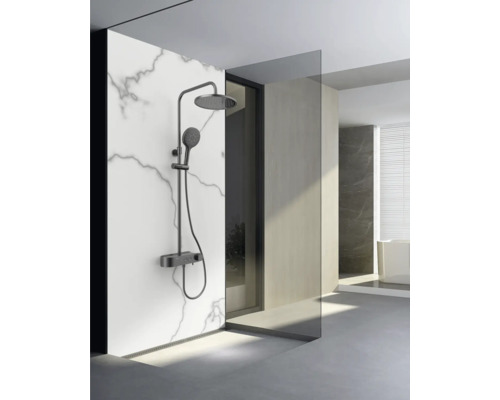 Duschsystem mit Kopf- und Handbrause in einem modernen Badezimmer.