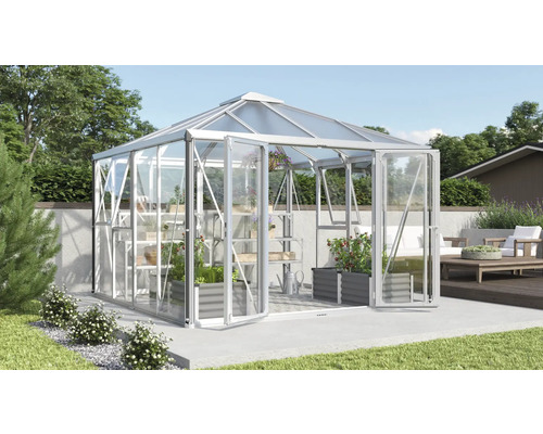 Gewächshaus mit Pflanzen und Regalen im Garten