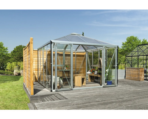 Gewächshaus mit Aluminiumrahmen und Holzverkleidung auf einer Terrasse