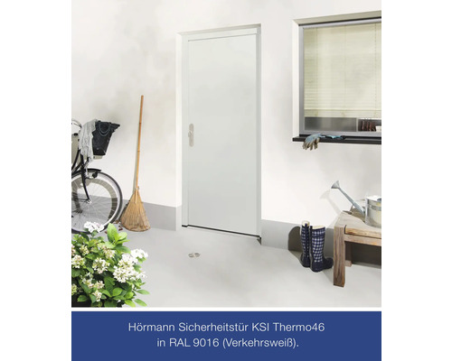 Porte de sécurité Hormann KSI Thermo46 en blanc signalisation dans une allée de garage avec décoration