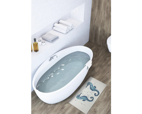 Helles Badezimmer mit freistehender Badewanne, Handtüchern und Badematte