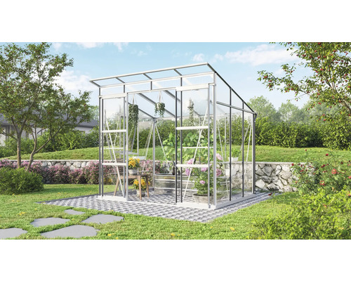 Serre avec plantes dans le jardin