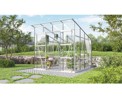 Gewächshaus im Garten mit Pflanzen und Tisch