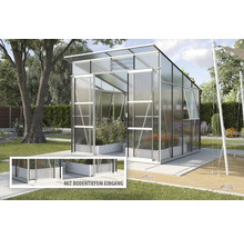 Gewächshaus mit ebenerdigem Eingang in einem Garten