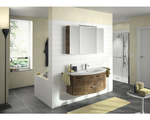 Salle de bains lumineuse avec meuble sous-lavabo, armoire de toilette, baignoire et douche.