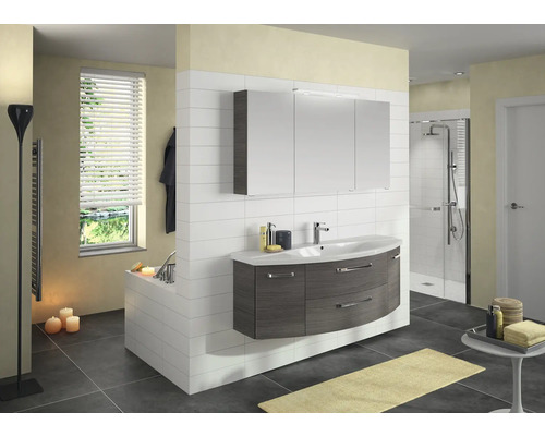 Helles Badezimmer mit Waschtisch, Spiegelschrank, Badewanne und Dusche