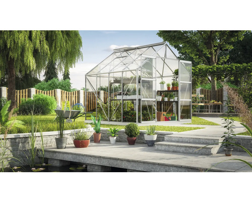 Gartenszene mit Gewächshaus, Pflanzen und Gartenzubehör