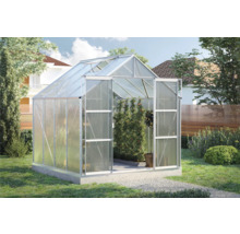 Serre avec portes ouvertes dans le jardin