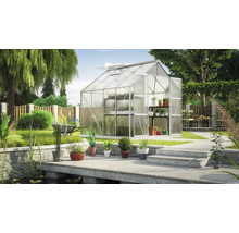 Scène de jardin avec serre, plantes et accessoires de jardinage