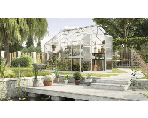 Gewächshaus im Garten mit Pflanzen und Gartenteich