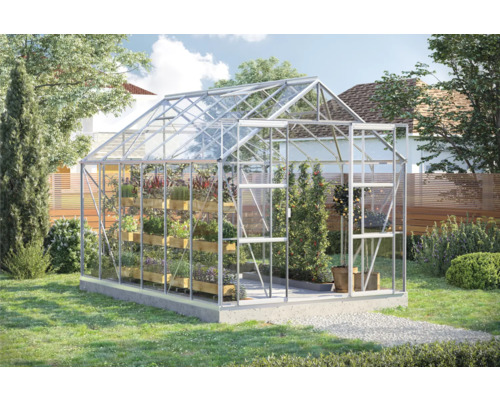 Gewächshaus mit Pflanzen im Garten.