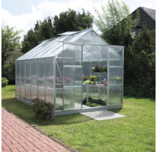 Serre en aluminium et plastique dans le jardin.