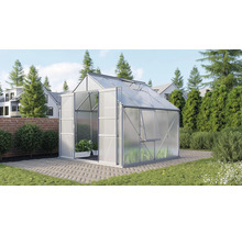 Serre avec porte et fenêtre ouvertes dans un jardin.