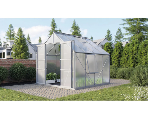 Gewächshaus mit geöffneter Tür und Fenster in einem Garten.