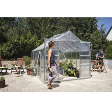 Gewächshaus mit Pflanzen und Personen im Garten
