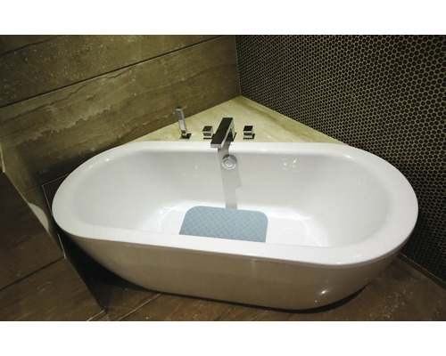 Freistehende Badewanne mit Armatur und Antirutschmatte im Badezimmer