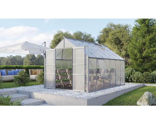 Gewächshaus Vitavia Meridian 2 9900 Hohlkammerplatten 6 mm 257x383 cm Aluminium Gewächshaus mit geöffneter Tür und bepflanztem Regal im Garten